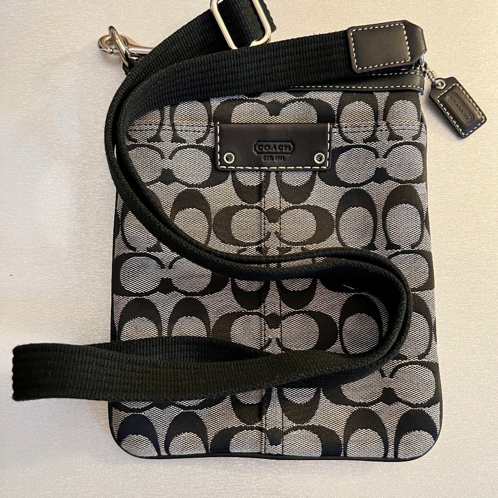 AUTHENTIC - Coach Signature Crossbody Bag